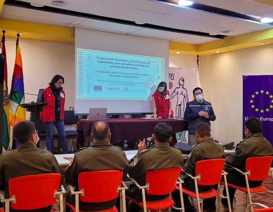 ITEILaPaz's tweet photo. Hoy empezamos con el Programa de formación y construcción de capacidades para operadores policiales de centros penitenciarios. "Prevención de la tortura y otros malos tratos crueles, inhumanos o degradantes". 
#UnionEuropea
#Progettomondo
#defensoriadelpueblo
#ITEI
#conbuenarazon https://t.co/NIlVY3DxBC