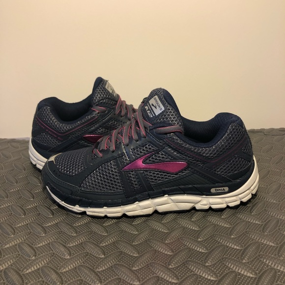 liz_stratton's tweet photo. So good I had to share! Check out all the items I'm loving on @Poshmarkapp #poshmark #fashion #style #shopmycloset #westernrise #southerntaters #brooks: https://t.co/X4upZUH7Ly https://t.co/AECAYZMOKm