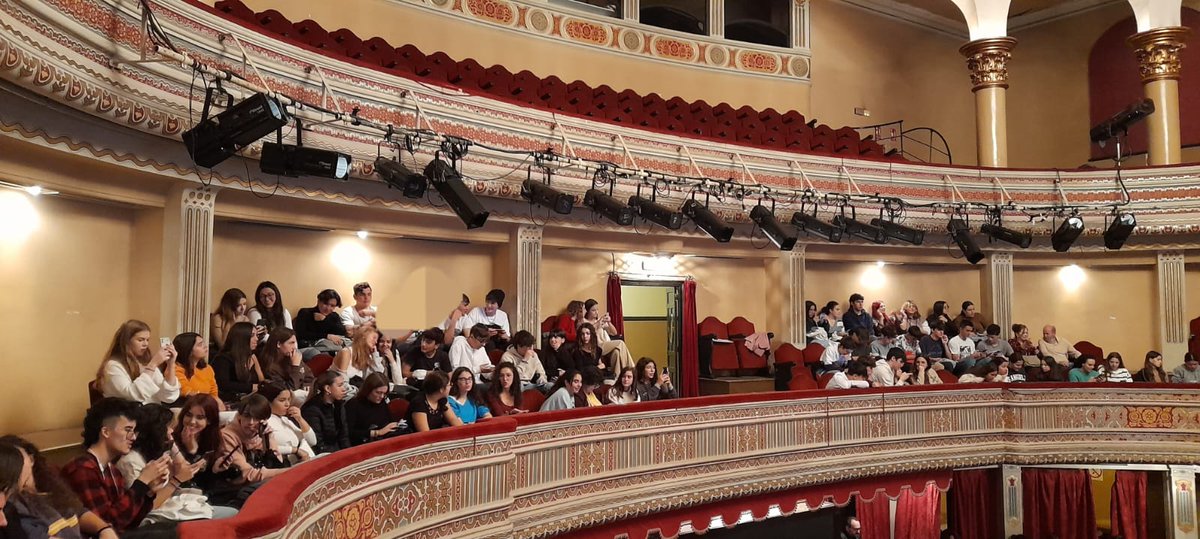 IESAtenea's tweet photo. 📢Alumnado de #4SO y #Bachillerato del @IESAtenea asistiendo a la 19 edición del @festivalsevilla de Cine Europeo📽️🇪🇺 https://t.co/3hNYs4Lmt2