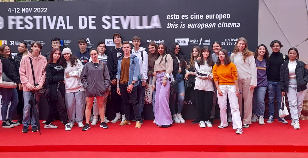 IESAtenea's tweet photo. 📢Alumnado de #4SO y #Bachillerato del @IESAtenea asistiendo a la 19 edición del @festivalsevilla de Cine Europeo📽️🇪🇺 https://t.co/3hNYs4Lmt2