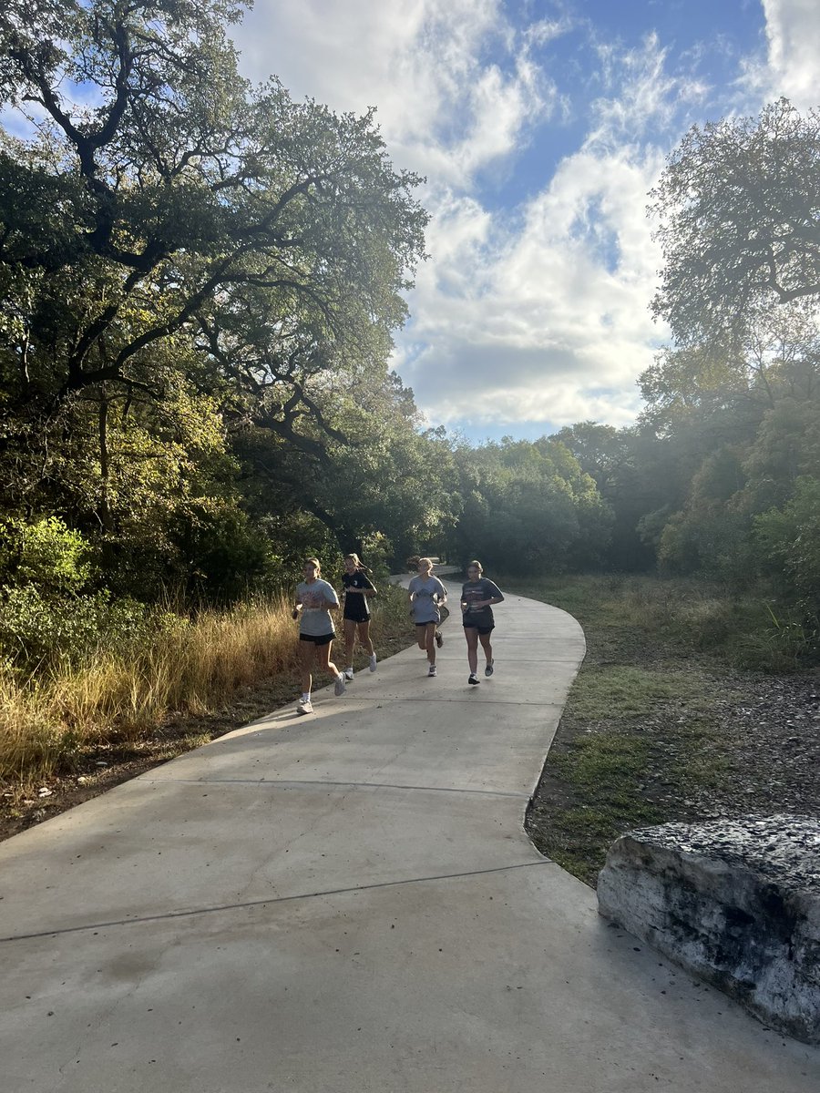 SoccerVols's tweet photo. Midfielders who put in 8 trail miles together on their day off >>>>> #GoVols https://t.co/qi25RHykP2