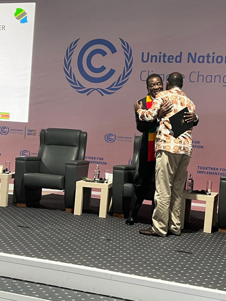 SiasaLab's tweet photo. The Right Hon. @RailaOdinga interacting with other African leaders outside the #COP27 Summit, including; H.E. @SuluhuSamia TZ🇹🇿, H.E. @HHichilema ZA🇿🇲, H.E. @NAkufoAddo GAN🇬🇭, H.E. Dr.@edmnangagwa ZIM🇿🇼.
#FriendsofRaila
#TogetherForImplementation https://t.co/TRwXgeN8mb