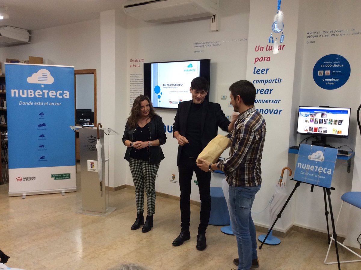 mcastellanoba's tweet photo. Continuamos con un nuevo número de magia de @AlfredCobami en la inauguración del #EspacioNubeteca de la #Biblioteca de La Garrovilla donde los #paraguasnubetecos cobran vida. https://t.co/PGGjqoLuVB
