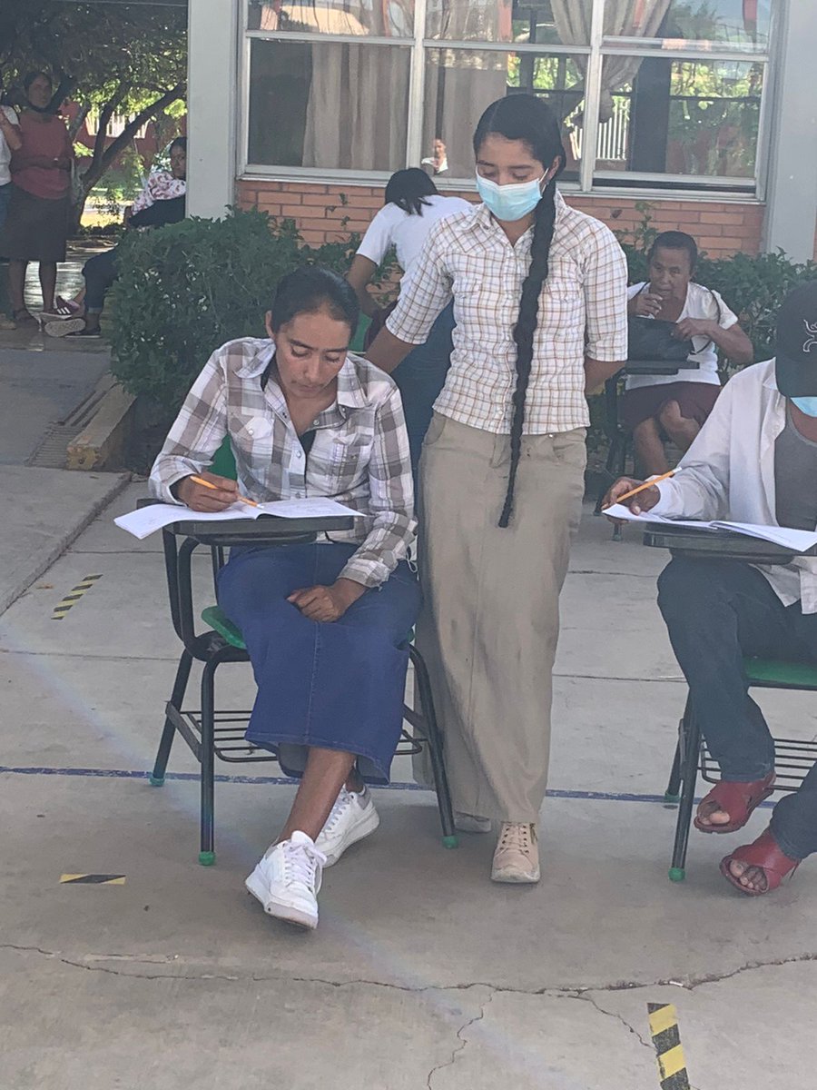 IEEASLP_rioverd's tweet photo. Aplicación de exámenes a través del Movimiento Nacional por la Alfabetización y la Educación, dicho movimiento es implementado por los jóvenes asesores del CETis No. 106 en el municipio de Cd. Fernández. 📝✅ https://t.co/5tCYmjCirf
