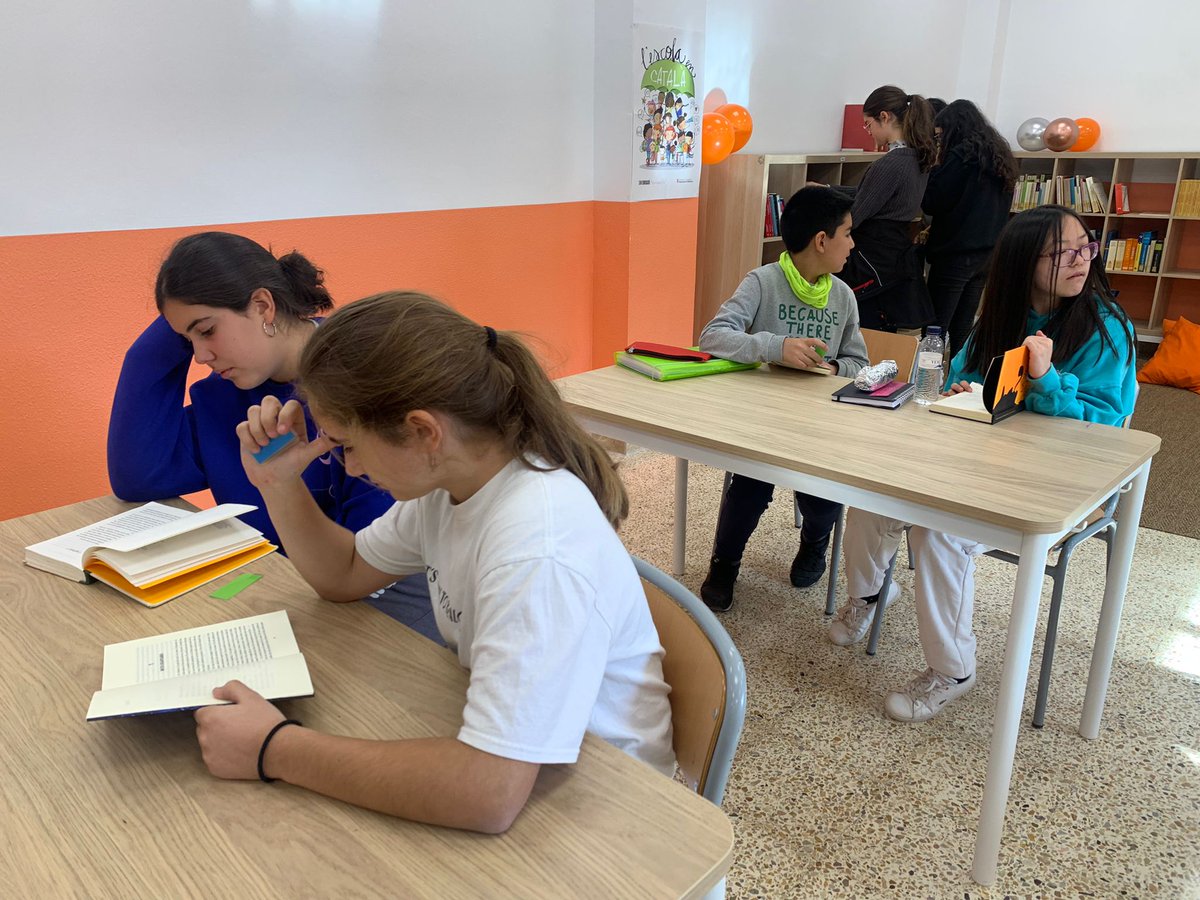 Avui a l'hora del pati hem inaugurat oficialment la renovada biblioteca del Rubió, un espai que hem recuperat aquest curs i que havíem trobat molt a faltar els darrers cursos. Tothom a gaudir dels llibres! #biblioteca #insjoaquimrubioiors #SantBoi <a href="/AjSantBoi/">Ajuntament Sant Boi</a>  <a href="/SBEducadora/">SB Ciutat Educadora</a>