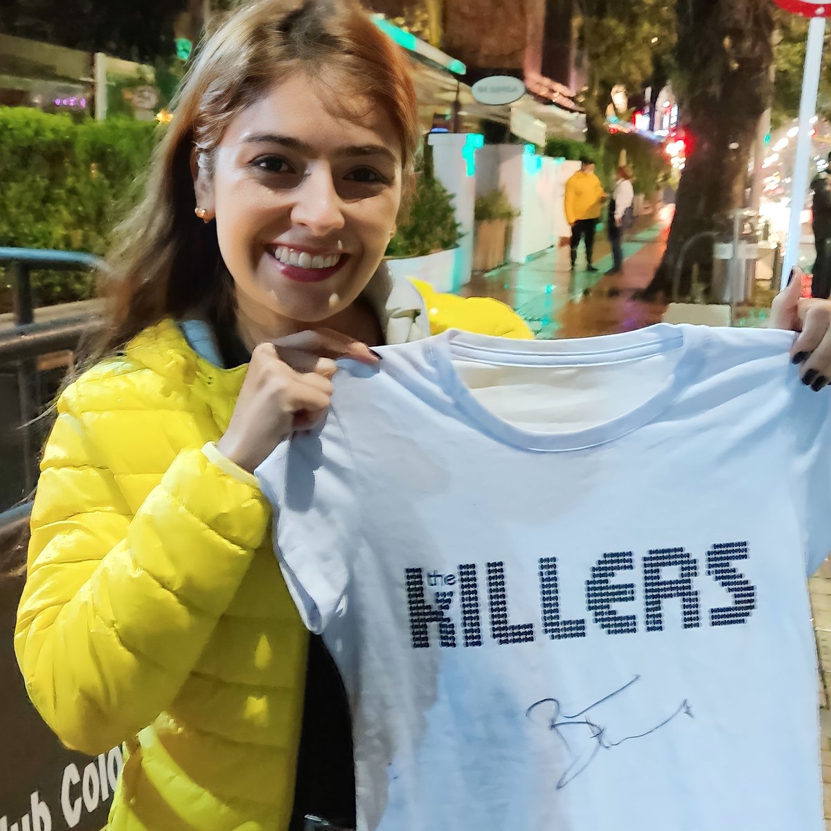 miralo26's tweet photo. Lo logré! Logré foto y firma de Brandon.   El señor Flores es lo mejor que tenemos ❤️ @TheKillers @t_hekillersfan @ColKillers https://t.co/TMF2msryuY