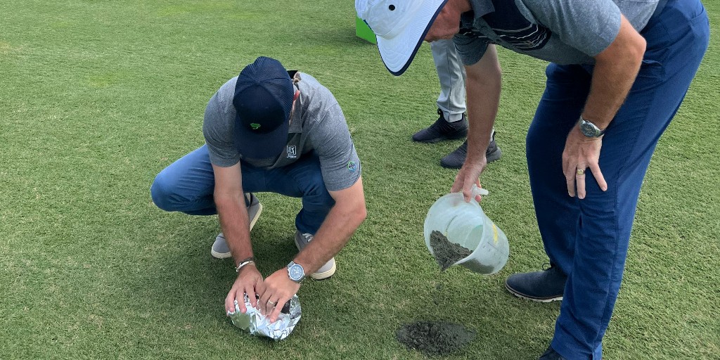 HarrellsLLC's tweet photo. When one of our customers has a goosegrass problem, we've got a goosegrass problem.
Taking samples & sending them to the lab for a customer this summer with our partners at @EnvuGolfUS.
#goosegrass #problemsolving #growingabetterworld https://t.co/goo1iFTzNs