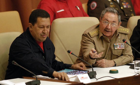 8 de noviembre 2010, los presidentes de #Cuba y #Venezuela, General de Ejército Raúl Castro Ruz y Hugo Rafael Chávez Frías, respectivamente, encabezan el acto por el X  aniversario del Convenio Integral de Cooperación entre ambas naciones.