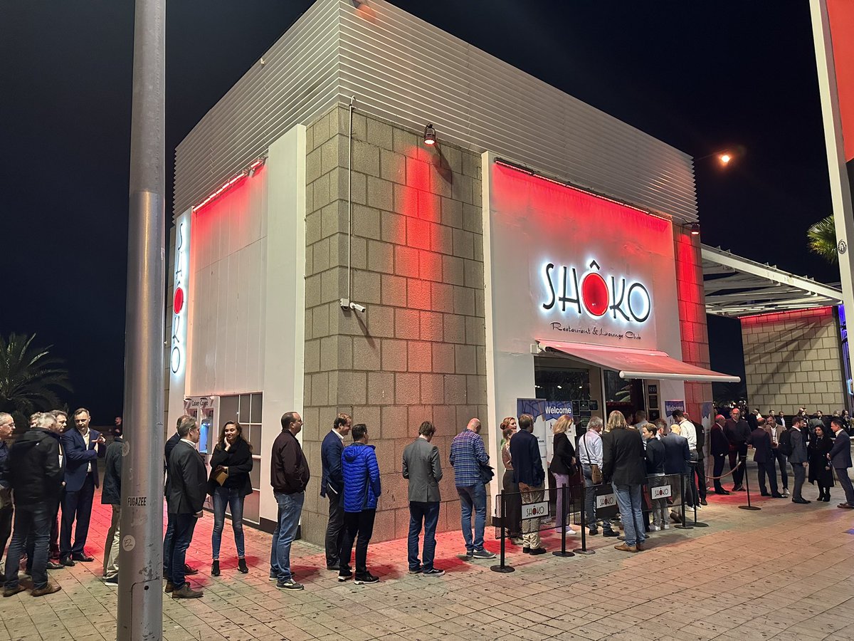 bartomlo's tweet photo. Another great day at the @Gartner_inc IT Symposium/Xpo ends queuing at the 🇳🇱 social event…#GartnerSYM #DutchITchannel https://t.co/mxCmo41yHg