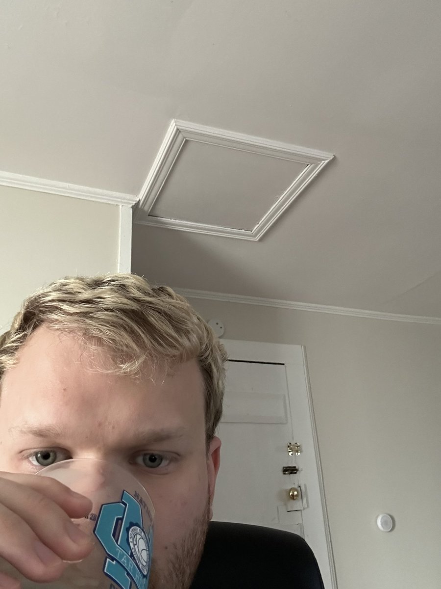 aaaalexbrown's tweet photo. Having a good time drinking an Iced coffee #WorkFromHome #WFH #DigitalNomad #Grindset #Nonexempt https://t.co/YUtJBISS1N