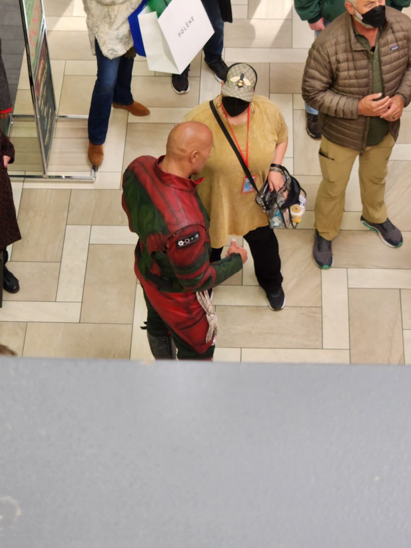 GAFollowers's tweet photo. The Rock was seen today at Perimeter Mall filming Red One with Chris Evans. 🔥 https://t.co/8phZfvQTJ8