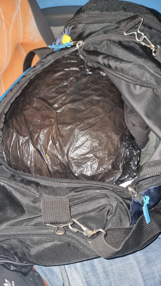 Como resultado de un operativo de interdicción al TID, agentes de la #Dirandro PNP intervinieron a un pasajero quien se transportaba en un bus interprovincial por el distrito Jesús Nazareno #Ayacucho. Se le decomisó más de 3 kg de marihuana acondicionado en su equipaje.