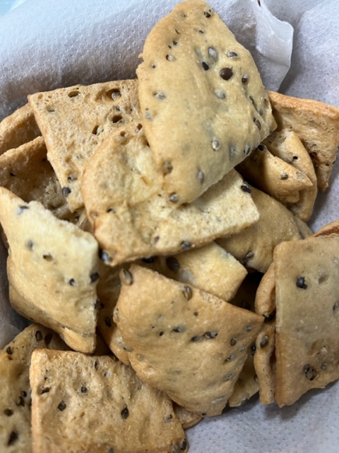 Y lo hacemos con un Pan Especial con aceite de oliva virgen extra y semillas de cáñamo junto con el salvao de avena rico en betaglucano, la combinación es un Pan de sabor espectacular, se llaman SECAS DE BETAGLUCANO CON CAÑAMONES. Queréis probar algo diferente y saludable ?.