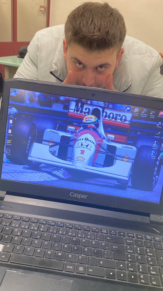 kütüphanede 10.yıllık makinenin çıkardığı sesten dolayı rakipleri eledik (karşıdaki hariç)