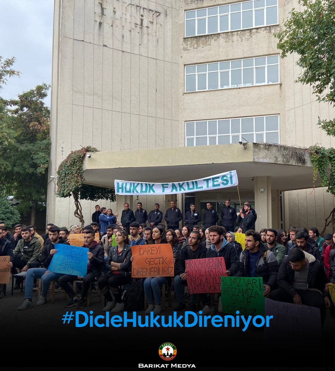 Barricadeinter's tweet photo. Dicle Hukuk Fakültesi'ne Selam Olsun!

Bir haftayı aşkın süredir tarihsel bir miras gördükleri mevcut fakülte binalarını değiştirmek istemeyen yoldaşlarımız ve tüm Hukuk Fakültesi öğrencilerinin yanında olduğumuzu belirtiyoruz. Haklı taleplerine duyun!

#DicleHukukDireniyor https://t.co/l0CgMACnEQ