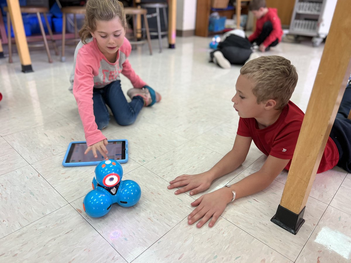 MrsCodyer's tweet photo. Second graders are learning how to block code using the Dash robot. Such  great teamwork! #dash #technology #gdrsdchat  #code https://t.co/Vo1VoFlRfc
