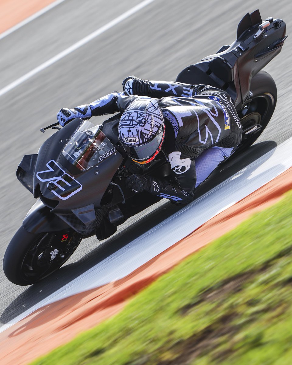 bluesquad73's tweet photo. Primer día de @alexmarquez73 con el equipo @GresiniRacing ✊🏼 ¡Qué ganas tenemos de que llegue el 2023! 🫶🏼💙

First day for Alex with the new bike and new team! We can't wait for 2023! 🔥

#TheBlueGunners #Alex73 #MotoGP https://t.co/UKKnMyRYUr