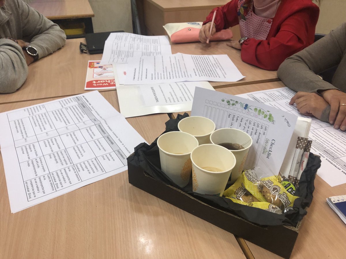 Esta tarde en el cole los profes trabajamos en grupos cooperativos para repensar nuestro plan de innovación. #abrimoscaminos #soñamosfuturo #compartimosobjetivos