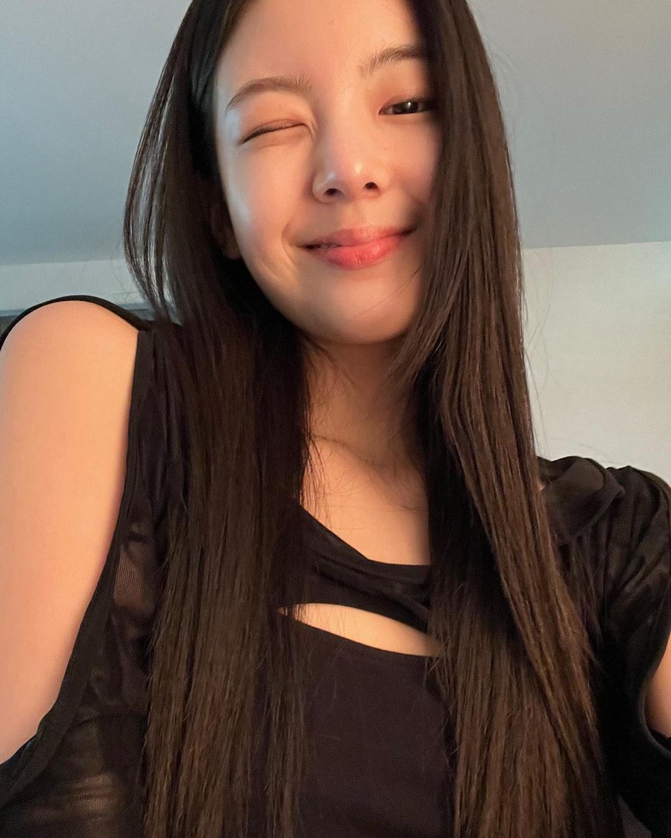 lia pics tweet media