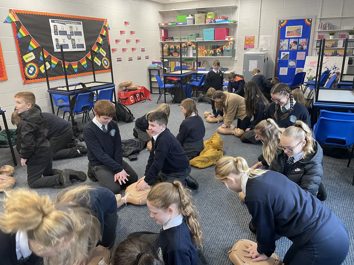 6edGwynllyw's tweet photo. Blwyddyn 7 @YsgolGwynllyw yn ymarfer CPR wrth ddilyn cyngor @TheBHF #Lles #LLESYGG https://t.co/Lh0nJ8siDe