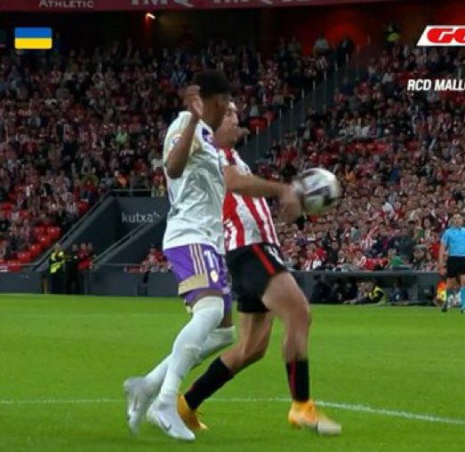 Con el mismo árbitro en el VAR, una es mano y la otra no. ¿Por qué? 🤔 Un día de diferencia entre ambas.