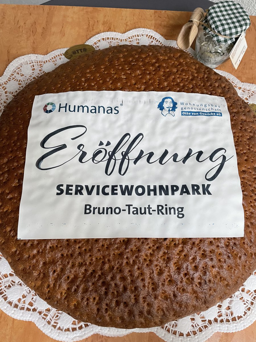 OliverHornemann's tweet photo. Brot und Salz gabs zur Eröffnung des von uns errichteten Wohnparks in @Ottostadt MD, Bruno-Taut-Ring. Danke für die Grußworte von Staatssekretär @svenmd Haller und Danke an alle Beteiligten der Humanas @FabianBiastoch, die nun den Wohnpark betreuen🍀 Echt tolle Zusammenarbeit 🤩 https://t.co/PmfsJoF2dg