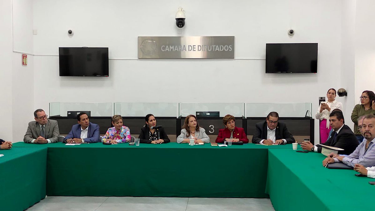 Acompañada de compañeras legisladoras y legisladores federales, este martes nos reunimos con agremiados de <a href="/CONTUmx/">CONTU</a>, de quienes estamos recibiendo una iniciativa ciudadana para recuperar el poder adquisitivo de los trabajadores universitarios.