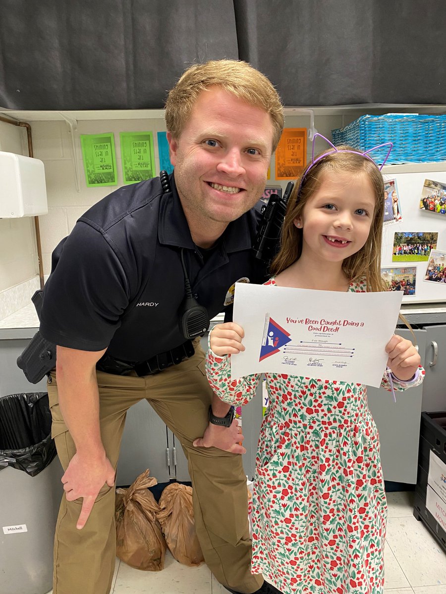 HooverPD's tweet photo. #TuesdayThoughts
 
“No one is more cherished in this world than someone who lightens the burden of another.”

@GreenValleyElem School Resource Officer Hardy recently “caught” Evie doing good &amp; presented her with a Good Deed Certificate!

#hooverpd #DoGood @NASRO_Info @taasro https://t.co/mlfVlztXH6