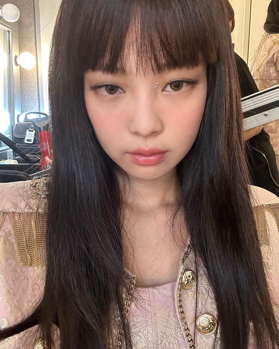 jnhourIy's tweet photo. jennie is so fine https://t.co/MC2EAnDdtN