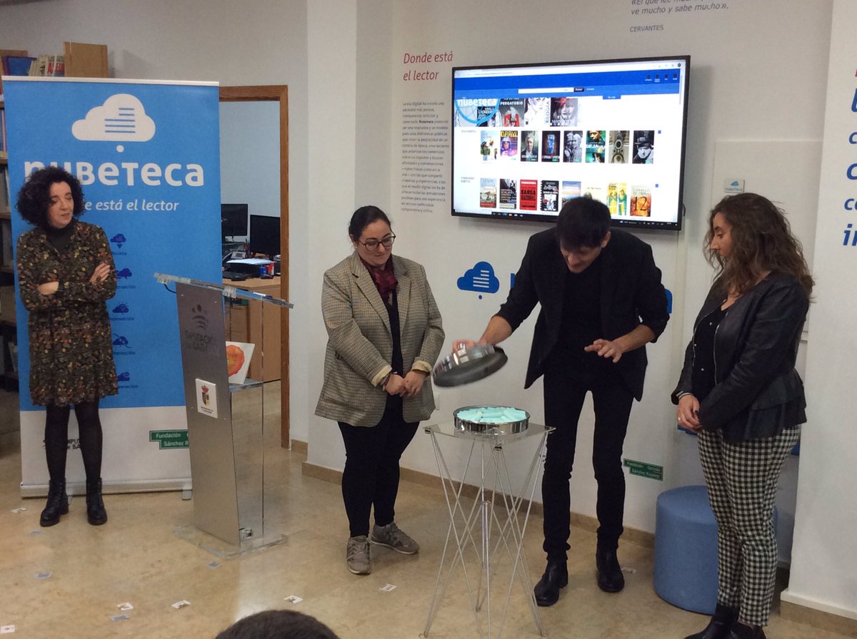 mcastellanoba's tweet photo. Y con un nuevo número de magia de @AlfredCobami con el que queda oficialmente inaugurado el #EspacioNubeteca de #LaGarrovilla ¡Leer! ¡Compartir! ¡Vivir! ¡#Nubeteca https://t.co/T3Vg6SGmG9
