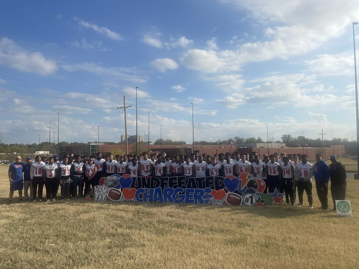 WeAreChargers's tweet photo. Thanks to Sign Gypsies for the surprise! Go Chargers! https://t.co/evE5wQ24Yd