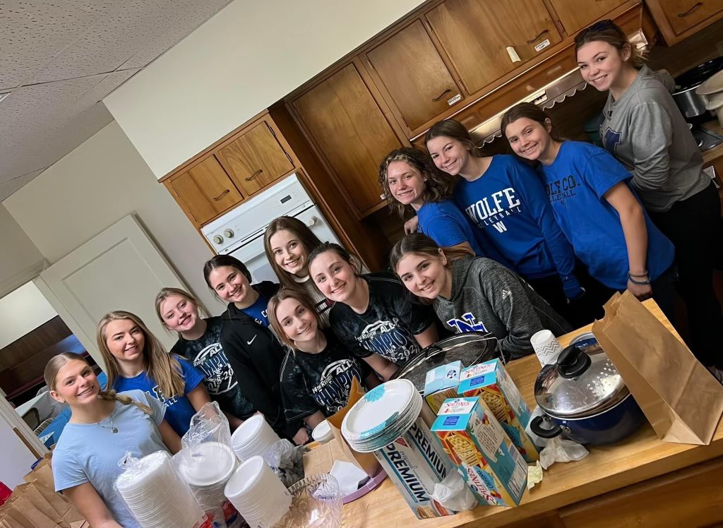 WolfeCoVball's tweet photo. We had a great tine at our soup/sandwich luncheon fundraiser today ! Thanks to everyone who helped: the parents , players and coaches all pitched in! Our community really came out in support and kept the kitchen busy today ! #SmallTownSupport #WolfeCountyRocks !!!! https://t.co/72xNFhLMJK