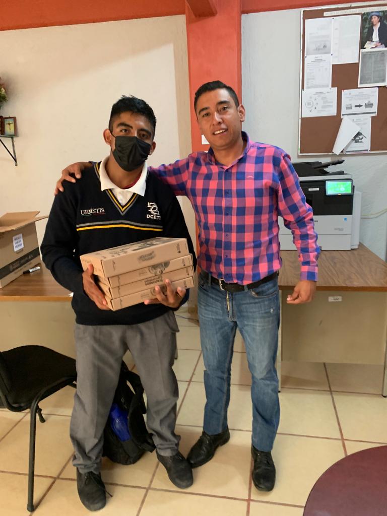 IeeaNochixtlan's tweet photo. La Coordinación de Zona 2008 #IEEA #Nochixtlán, realizó la entrega de paquetes modulares a nuestros asesores y asesoras que se encuentran de manera voluntaria en el Movimiento Nacional por la Alfabetización y la Educación, #MONAE del platel CETIS 102. https://t.co/NKH9QzAE80