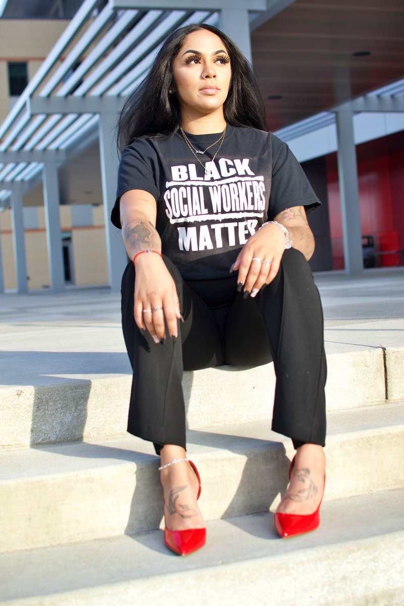 devonnrenae's tweet photo. MASTERED IT 🥳
• 2x FIRST GEN
• NASW Houston Branch Chair
• LICENSED SOCIAL WORKER 
here’s to the kids that society bets against. here’s to the little girl that could. 🥺
✨we cross the stage (virtually streamed) 12/08 ✨

xox,
Devon Garcia, LMSW 🖤 https://t.co/2vxzK5IkoT