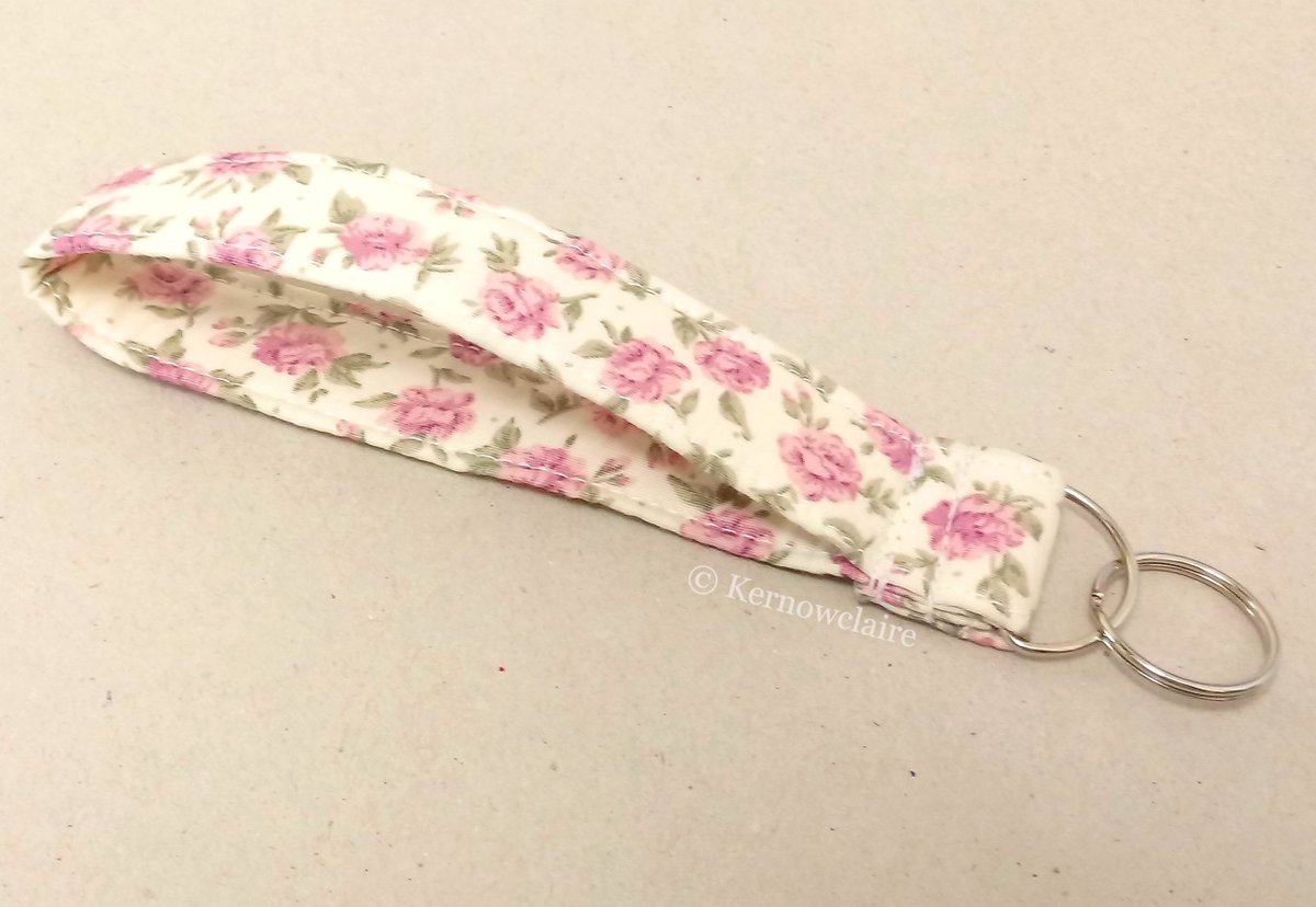 kernowclaire1's tweet photo. A lovely wrist key ring in cream with pink flowers. A cute #stockingfiller #etsyseller #buyhandmade #wristlet #wristkeyring #keychainforwomen #smallbiz https://t.co/1YmaYgFUl4 https://t.co/sWbMyJN9Ah