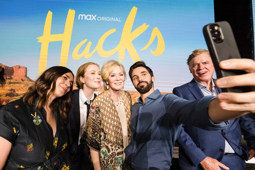 DailyJeanSmart's tweet image. Jean Smart, Lucia Aniello, Hannah Einbinder, Paul W. Downs, and Christopher McDonald at the FYC live script read of the 'Hacks' season 2 finale (2022).