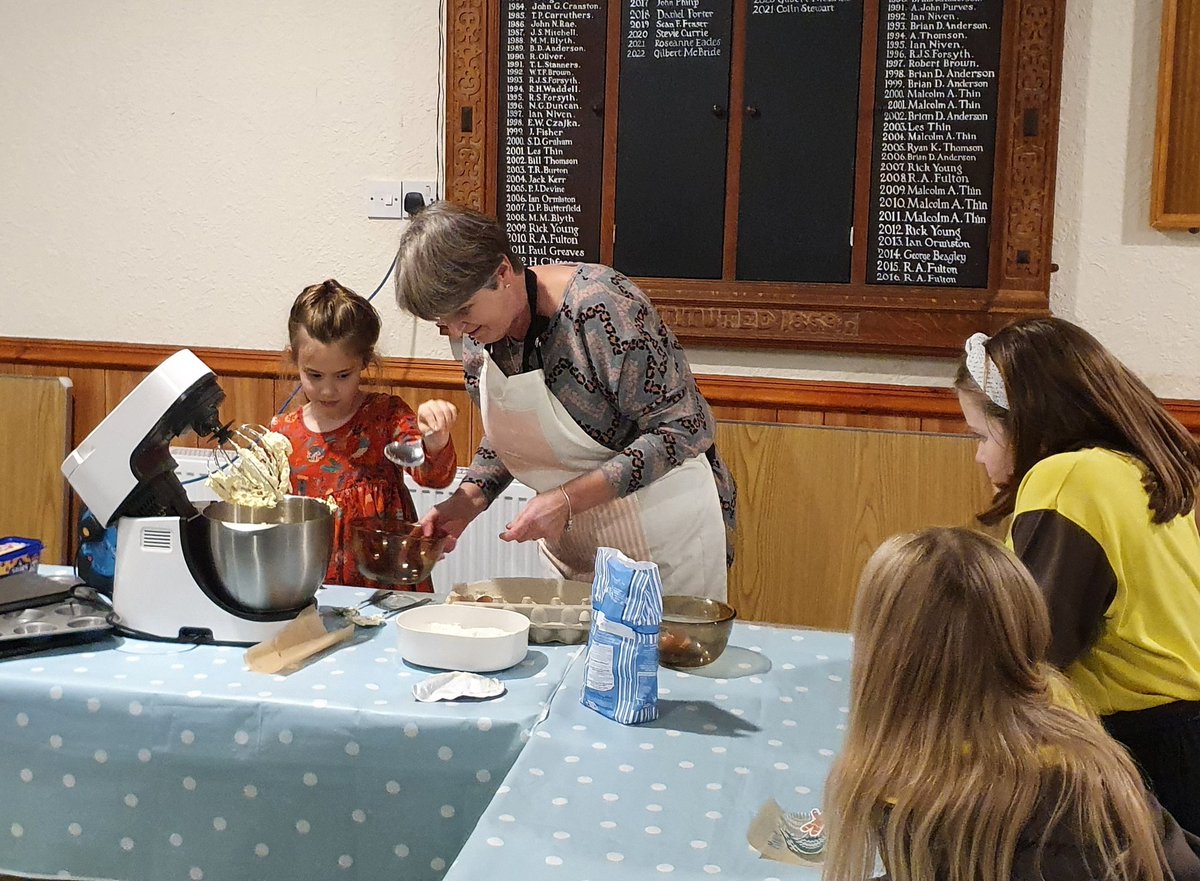 6thGalaBrownies's tweet photo. We welcomed Susan along tonight to help us with our County #TogetherWithFriends challenge
The girls helped make the cakes from scratch, then decorated them & the biscuits - all looked great - well done everyone 👏🎂 https://t.co/3eG1irvhRh
