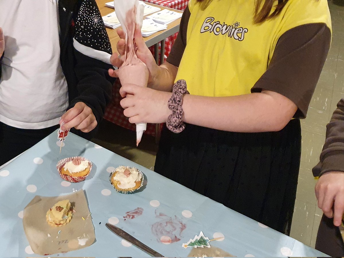 6thGalaBrownies's tweet photo. We welcomed Susan along tonight to help us with our County #TogetherWithFriends challenge
The girls helped make the cakes from scratch, then decorated them & the biscuits - all looked great - well done everyone 👏🎂 https://t.co/3eG1irvhRh