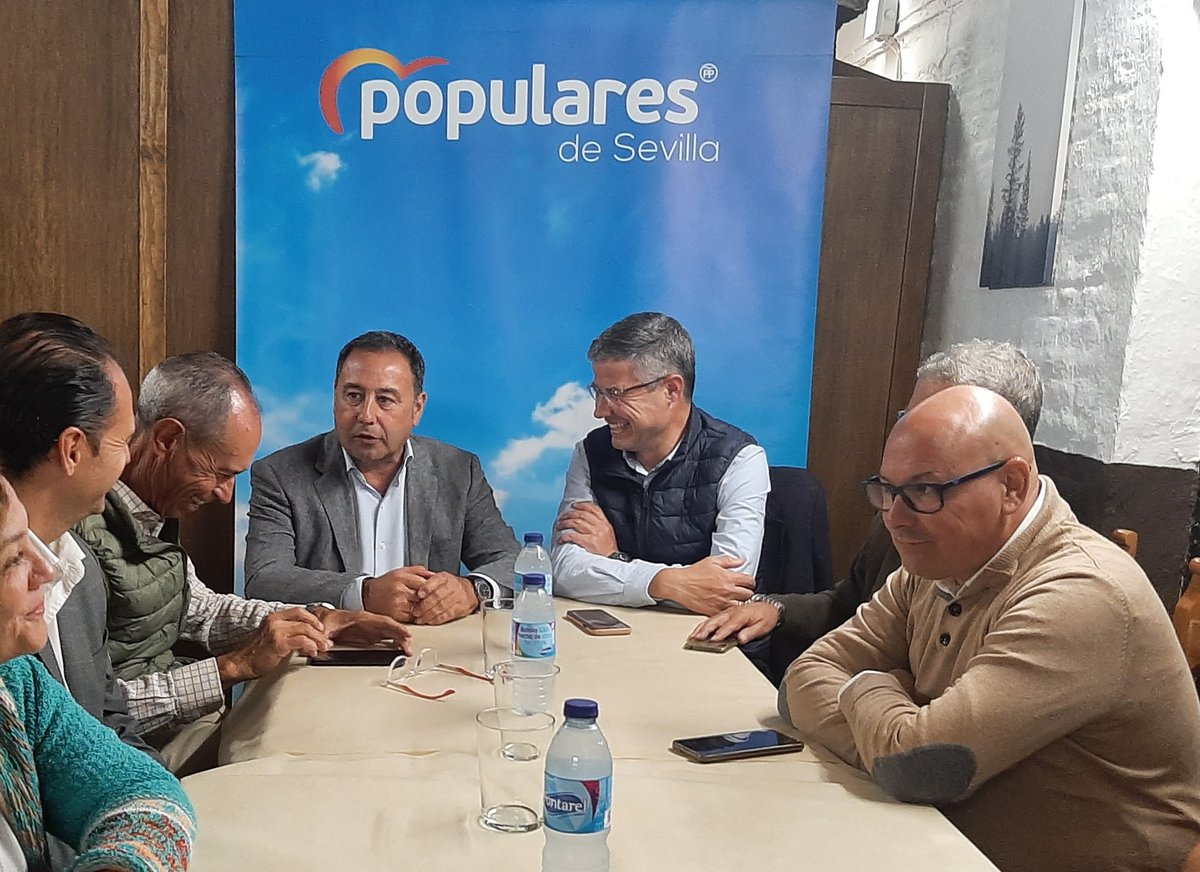 RicardoS2019's tweet photo. Gran encuentro con el Comité Local del @VALENCINAPP para seguir construyendo y avanzando en la provincia de #Sevilla. Somos un gran partido en @PPdeSevilla y sé que con compañeros como @ramonvalencina conseguiremos los resultados que Valencina necesita. Teñiremos Sevilla de 🔵 https://t.co/r26gDbJ3cl