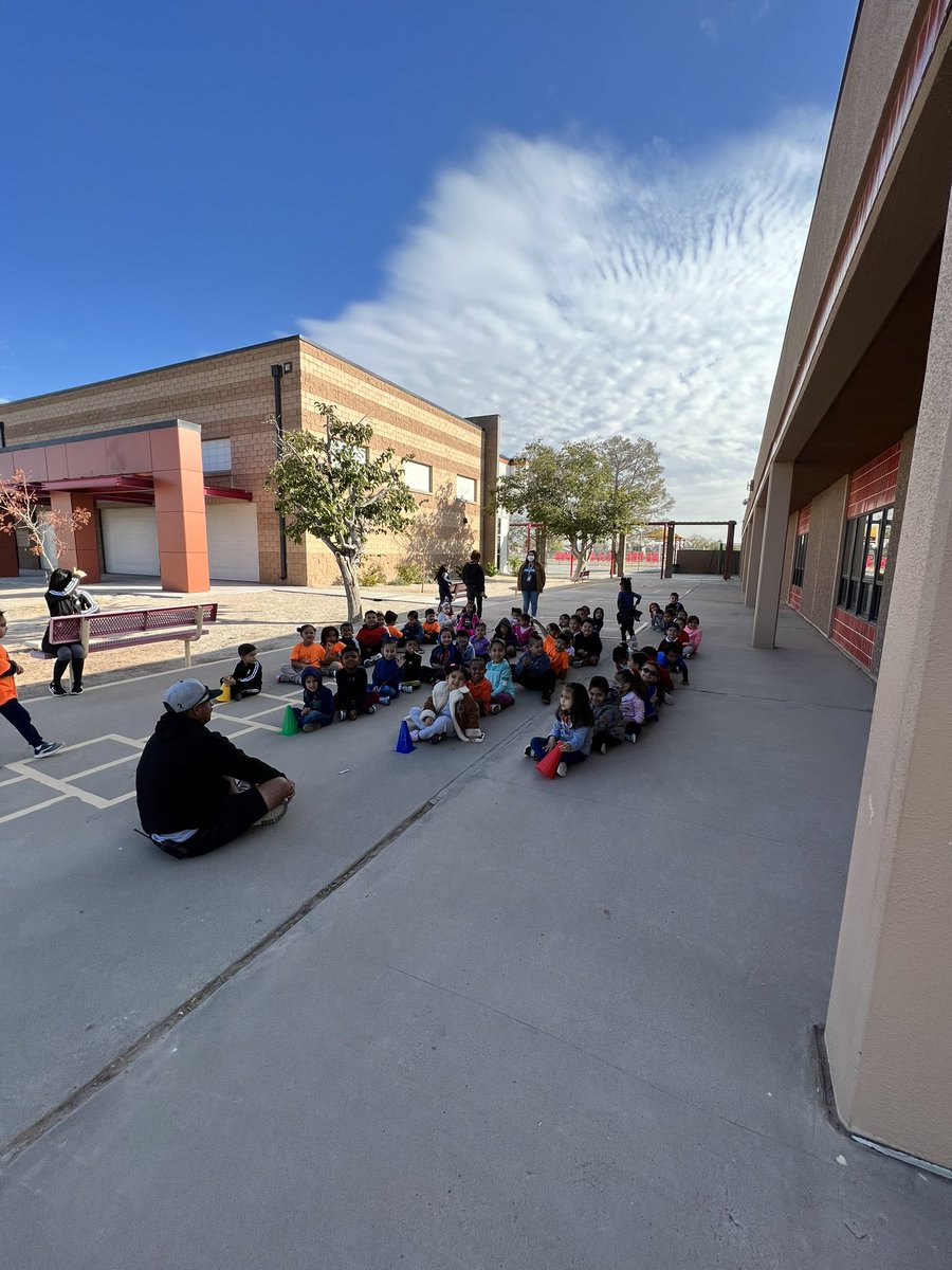 BMartinez_CI's tweet photo. Coach @ISolis_HES had PK ready for Track Tuesdays! @Hueco_ES https://t.co/VRECvjNxX7