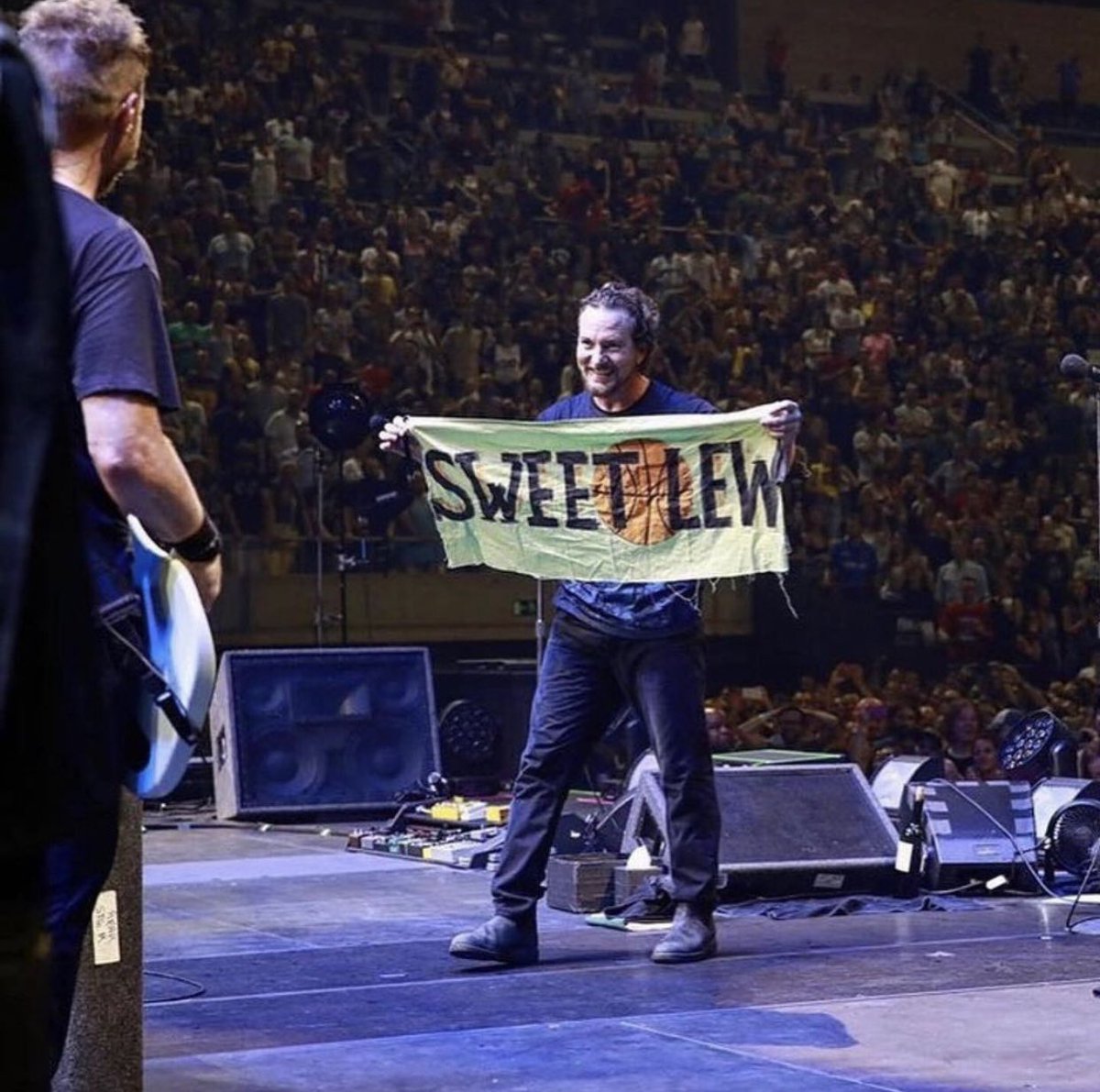 JeffAmentsArmy's tweet photo. #lostdogsweek #sweetlew
“I think it was voted the second worst #PearlJam song of all time!” #JeffAment
Jeff wrote Sweet Lew, his ode to Kareem Abdul Jabbar, for #Binaural, but it didn’t make the cut.
1/2 https://t.co/gZBvJGqXRt