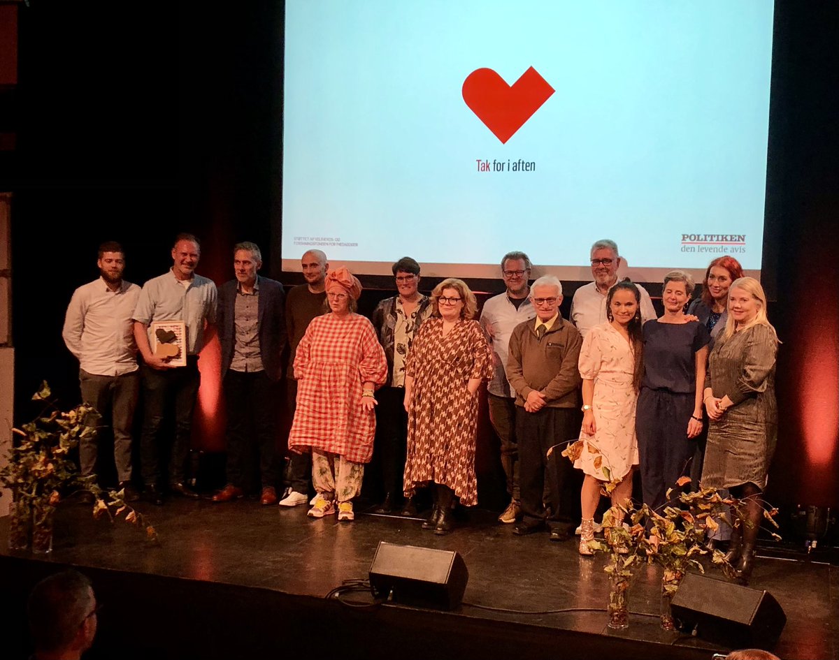 Her står en række stolte pædagoger. Og de har så sandelig noget at være stolte over - det blev tydeligt ved <a href="/politiken/">Politiken</a>’s Pædagogpris 2022! Den ene historie var mere rørende end den anden. Stort tillykke med jeres fortjente priser 👊🏆#dkpæd #pædagogprisen politiken.dk/indland/uddann…
