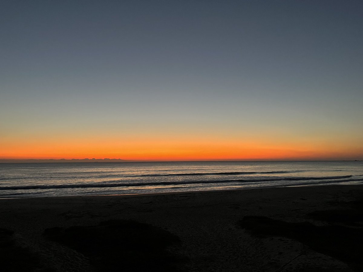 surfershomehana's tweet photo. 2022/11/09 05:48 セットコシ近辺。月食に続いて綺麗な朝です。#国府の浜 #サーフィン #三重県 #志摩市 #ビーチ #波情報 #記録アカウント #伊勢志摩 #海 #空 #波 #サーフポイント #サーフィンスポット #surf #surfing #beach #waves #wave #japan #三角ポイント #イマソラ #surfer #surfpoint #朝陽 https://t.co/cemECPfeCL