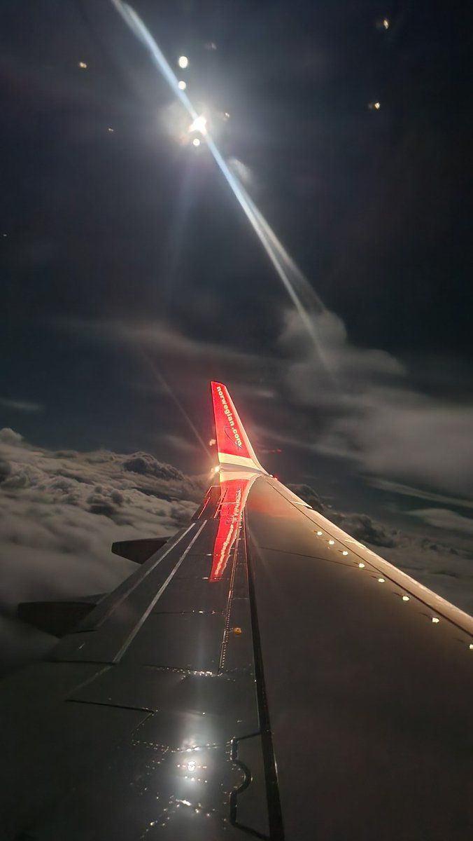 surboman's tweet photo. Great photo with @SamsungUK S22 and night mode on @Fly_Norwegian flight from Stavanger to London tonight https://t.co/LkFknNKI9r