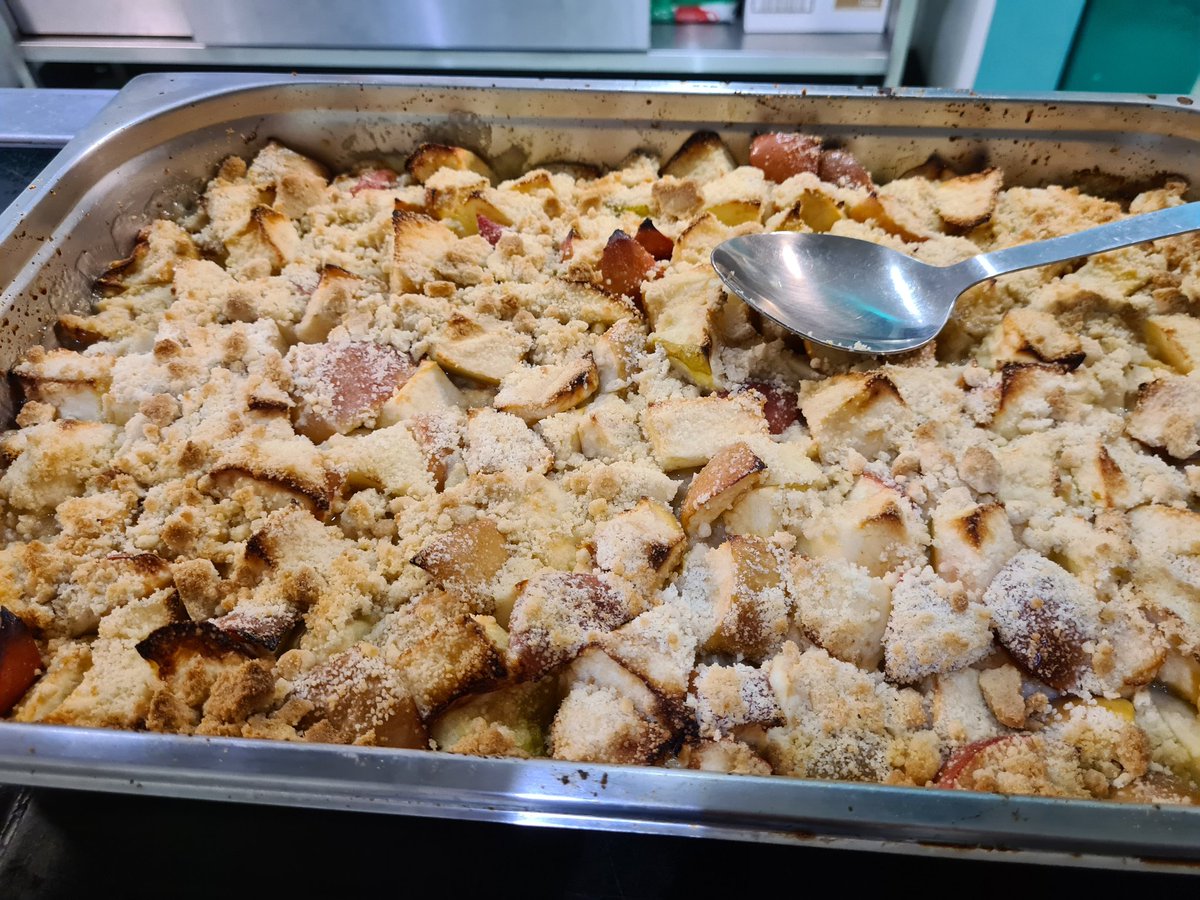 NathanTaylorIM's tweet photo. Veg, sloppy joe's and apple crumble tonight @foodcycle. 44kg of food saved! ♻️ thank you @RuthThomasIM for joining me! The guests loved you! https://t.co/6QhKvszz4Y