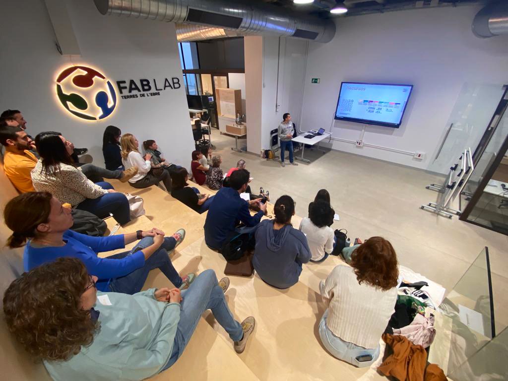 EscolaFlix's tweet photo. 👉🏼 Avui trobada de les tècniques i guies #Faig del territori al #FabLab d’Amposta #TerresdelEbre ⚙️ @cesirecat 

#ProgramaFaig #CentresPilotFaig #AprenentatgexProjectes #AulaMaker
#cesireFaig 
#SomMaker
#AprenentatgeAmbSentit https://t.co/IvB4SF9tfd