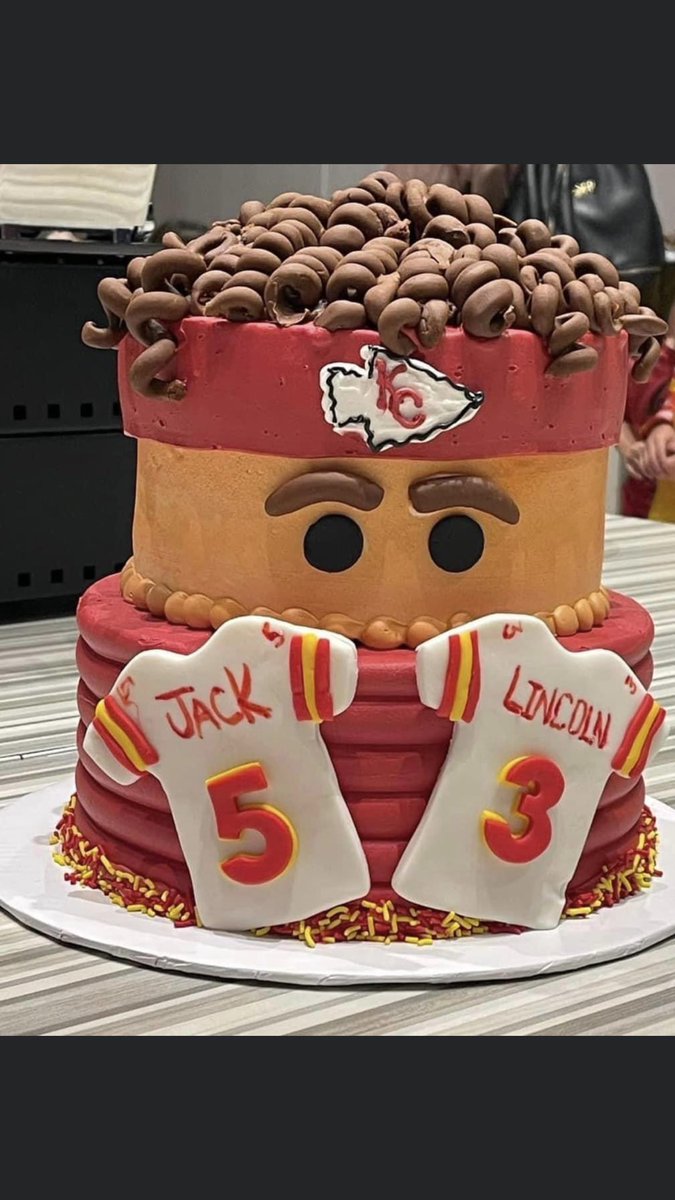 pb7375's tweet photo. Awesome Cake my cousin Vickie made! #cakesbyvickie #PatrickMahomes https://t.co/aXkSC14evI