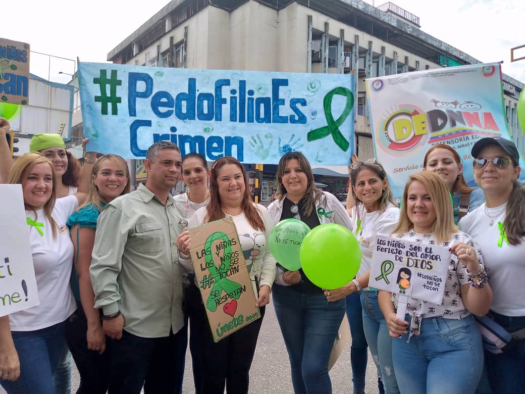 #ZETáchira adelanta Campaña por la protección infantil

Con el lema a Los Niños/as #NoSeTocan , la Directora de #ZET  <a href="/Berzabethg1/">Berzabethgandicaoficial</a> y su equipo de trabajo tomaron el frente de la institución para mostrar mensajes alusivos al tema! 

<a href="/NicolasMaduro/">Nicolás Maduro</a>
#MPPE 

facebook.com/10001294432598…