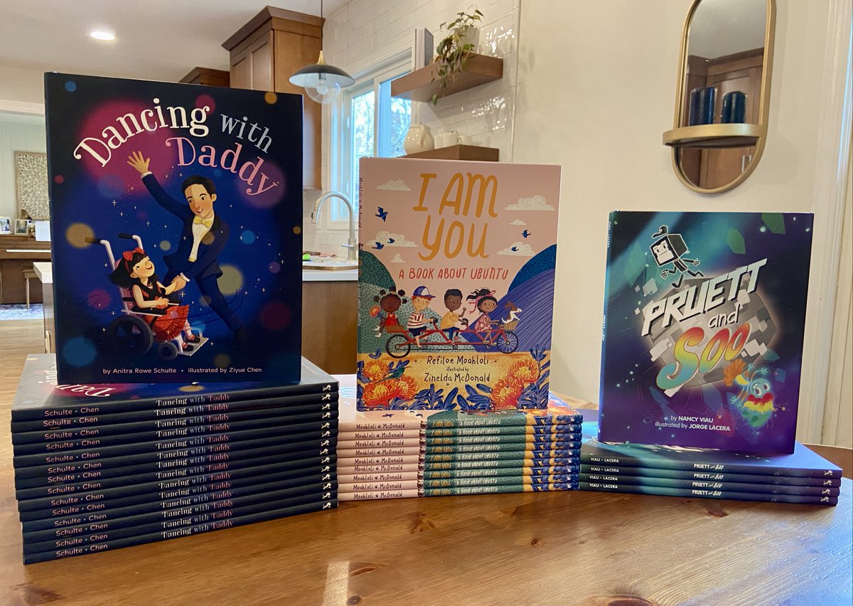 A dazzling full-class donation for @Buildscholars!! ✨ Sending an enormous thank you to @KelseySkea #TwoLions #AmazonCrossingKids! (Super excited to deliver DANCING WITH DADDY to readers in person! @zzzyuair) Donations + details for #HolidayBookDriveChi: anitraroweschulte.com/blog/holidaybo…