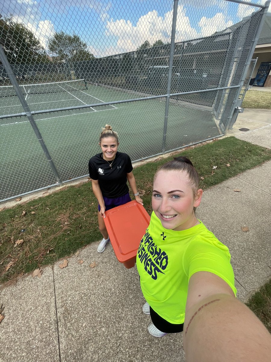 BleicherElena's tweet photo. Helping out our community💜 #thanksgivingadoptingafamily 
#theaXegames
@SFA_Tennis https://t.co/MV9uuBxLFc